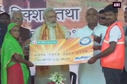 PM Modi distributes 'Jan Dhan Yojana' packages in Varanasi
