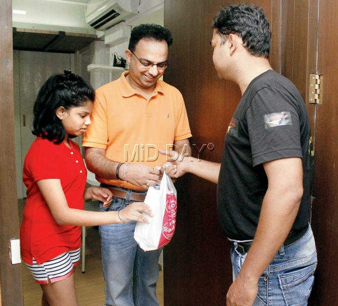 ) Kartik Keni accepts delivery of the Mangalorean Thali from Rama Nayak.  pic/Tushar Satam