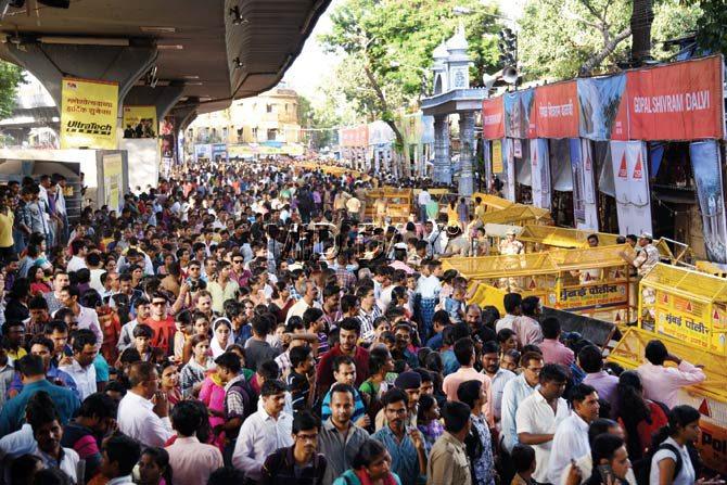 Already one of the most popular Ganpati pandals in Mumbai, Lalbaugcha Raja witnesses even large crowds during the last three days of Ganeshotsav. To ensure better crowd control and safety, the traffic police yesterday barricaded the south-bound access road next to the Lalbaug flyover. Pics/Rane ashish