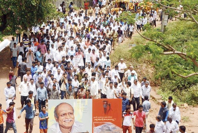 Mourners follow the funeral procession for scholar MM Kalburgi as he is taken to be buried at Karnataka University in Dharwad on August 31. Pic/AFP