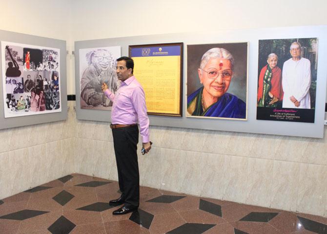 Dr. V Shankar, President of Shanmukhananda Sabha, talking about the photo gallery on MS Subbulakshmi