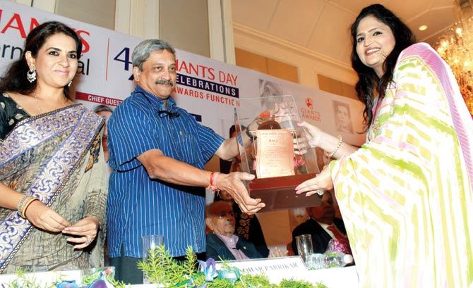 Manohar Parrikar presenting the Giants Award for Social Service to Usha Kakade