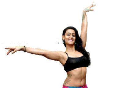 Learn the right way to shake your hips from belly dancer Meher Malik
