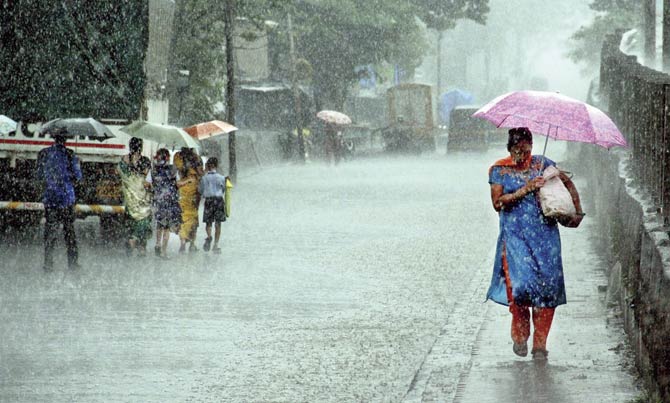 Yesterday’s downpour saw the city folk recoiling into their monsoon gear and trudging through flooded roads. Pics/Sharad Vegda