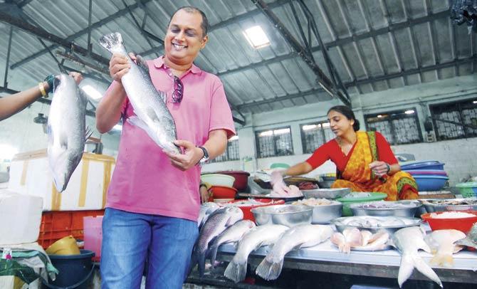A citizen buys fish at Pali Market, Bandra. There is no restriction on the sale of fish during the four-day ban on meat sales in Mumbai. File pic for representation