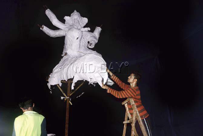 The 25-foot idol, which organisers claim is the tallest paper idol in Maharashtra, being made at Fort. Pic/Atul Kamble