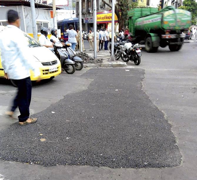 The last repair was carried out yesterday, even though the BMC had already filled the pothole just the day before that. An engineer from the ward office said that they laid asphalt on a longer stretch yesterday in a bid to ensure the pothole doesn’t make a comeback again. Pics/Jeetendra Ghadge