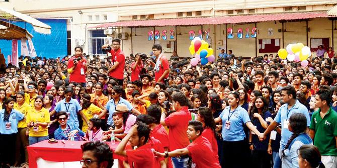 The crowd having a ball at Rose Day at Ruia College.  pic courtesy/rugved durgule