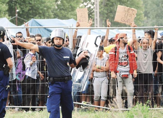 Hungarian police had temporarily shut the Roszke border crossing with Serbia, after 300 people escaped from the nearby refugee camp