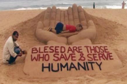 Renowned sand artist pay homage to Syrian refugee toddler