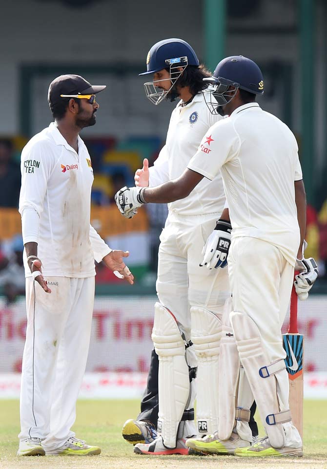 Ishant Sharma (C) and Sri Lankan cricketer Lahiru Thirimanne (L) exchange words as Ravichandran Ashwin looks on