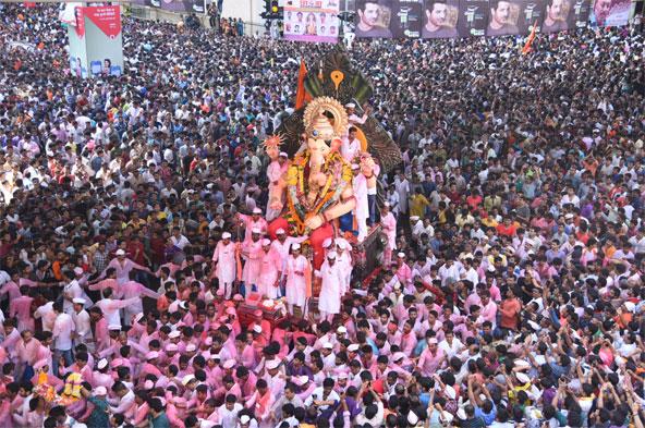 Ganpati Visarjan Photos: Mumbaikars bid farewell to Ganesha