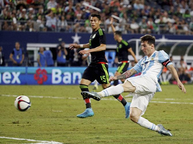 Messi scores for Argentina against Mexico