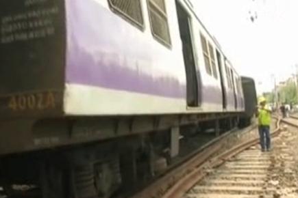 Seven coaches of Mumbai local derails, traffic disrupted