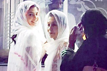 Jacqueline Fernandez visits the Golden Temple with her mom