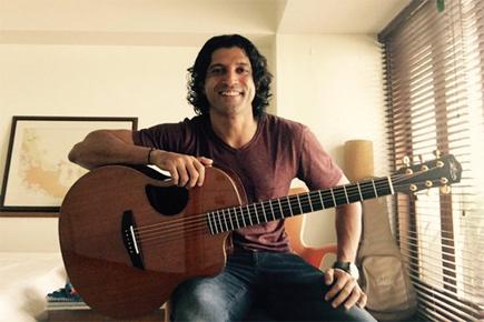 'Rock On!! 2' director gifts guitar to Farhan Akhtar