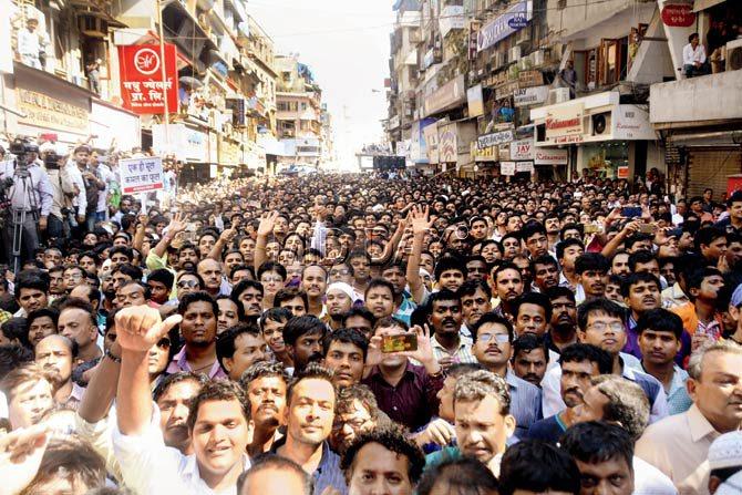 Jewellers gathered at Zaveri Bazaar to listen to the Congress vice-president after calling off their strike
