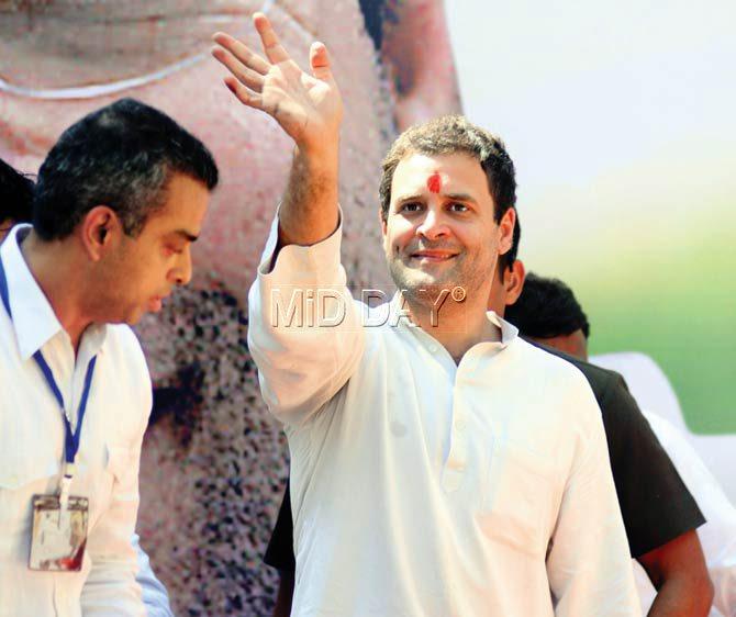 Rahul Gandhi waves to jewellers at Zaveri Bazaar yesterday. Pics/Bipin Kokate