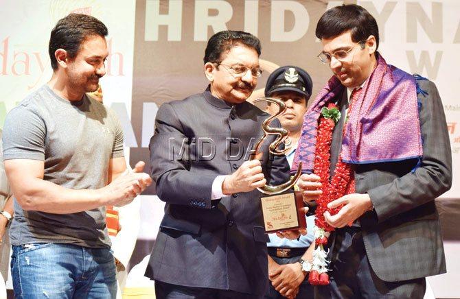 Governor C Vidyasagar Rao presents the Hridaynath Award to chess champion Viswanathan Anand, as actor Aamir Khan looks on, at a Vle Parle auditorium. Lata Mangeshkar Tweeted, "Mujhe khushi hai ke mere bhai ke naam ka puraskar Viswanathan Anand ji ko diya ja raha hai." Pic/Vedant Mane