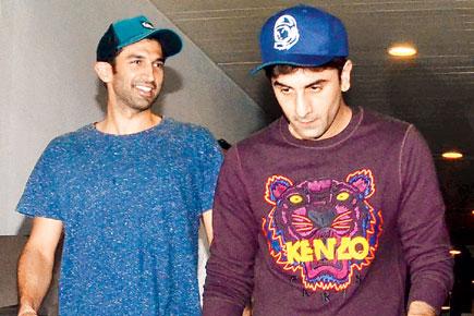 Aditya Roy Kapur and Ranbir Kapoor dine out with friends