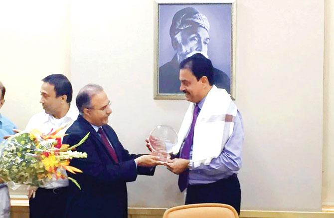 Dilip Vengsarkar (right) is felicitated by Tata Power MD Anil Sardana