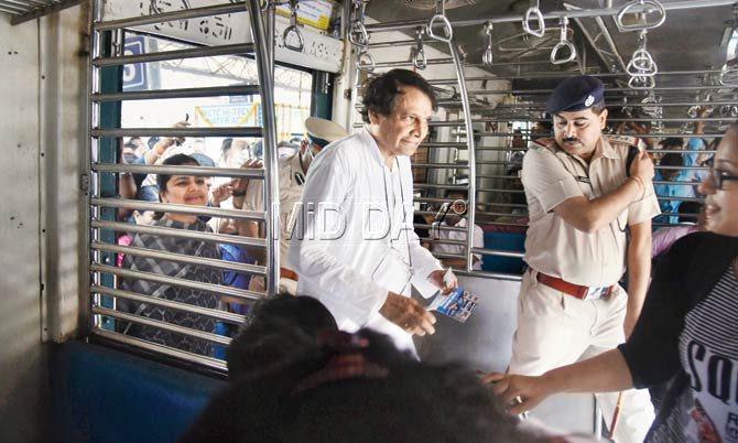 Prabhu boarded the train with MP Poonam Mahajan (left). Pics/Nimesh Dave
