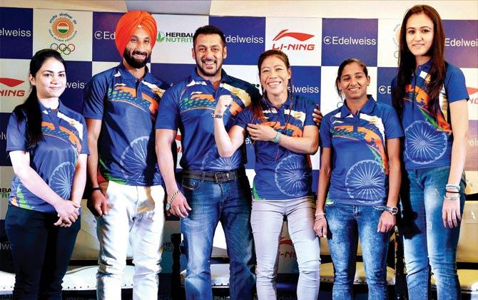 Salman Khan (2nd from left) with India hockey captain Sardar Singh, ace boxer MC Mary Kom (third from left) and women’s hockey team captain Ritu Rani (right) at a function in New Delhi yesterday. Pic/PTI