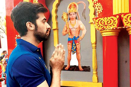 Akshay Oberoi seeks blessings for his latest release 'Laal Rang'