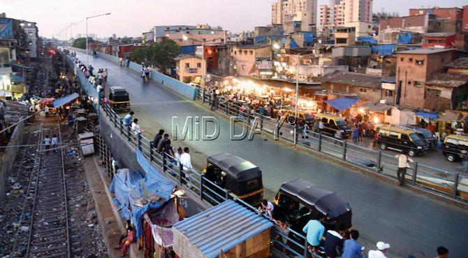 The idea behind constructing this bridge was to decongest the existing road passing by Bandra railway station on the eastern side. At present, scores of auto rickshaws – both legal and illegal ones – block the two-lane road there. PIC/Nimesh Dave