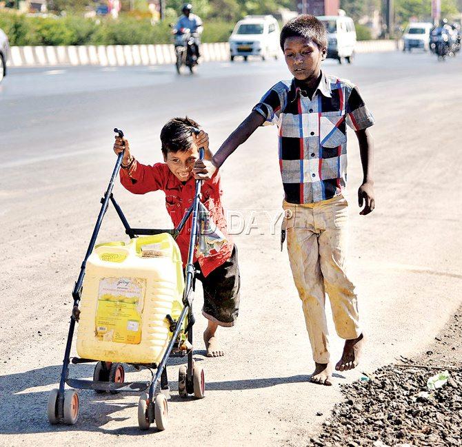 Lost childhood: Many migrants have settled along the Eastern Express Highway near Ghatkopar. Their struggle for water and other basic amenities is still on. Pics/Sameer Markande