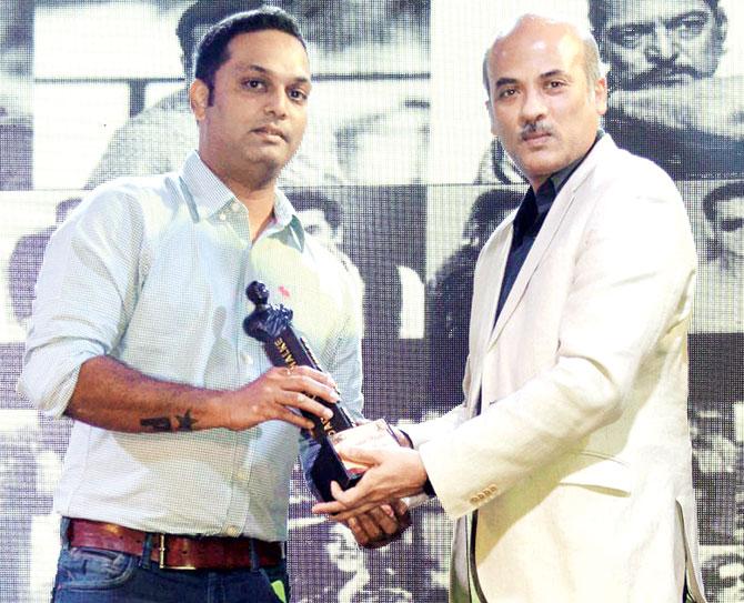 Sooraj Barjatya giving the award to Aarrnav Shirsat (Founder-CMD 3rdrock Entertainment for best movie promotion and publicity  agency)