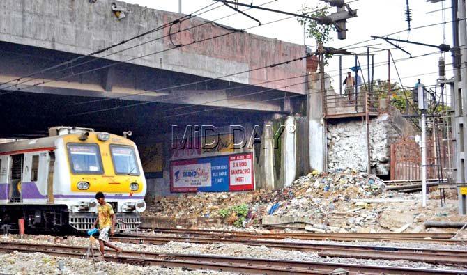 The drug peddlers jumped off this bridge onto the tracks near Sandhurst Road station and escaped. Pic/Datta Kumbhar
