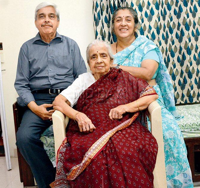 At 100, Manorama Pandurang Sashital (centre) is the colony’s oldest resident. The centenarian, who played the dilruba for AIR, has even got a mention in the Kanara Saraswat, a community magazine. Pic/Sayyed Sameer Abedi