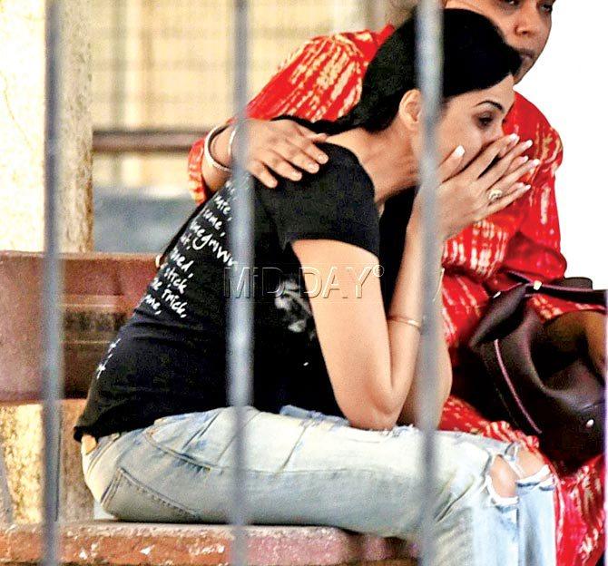 Close friend and actress Kamya Punjabi breaks down at Siddharth hospital in Goregaon on Saturday. Pic/Shadab Khan
