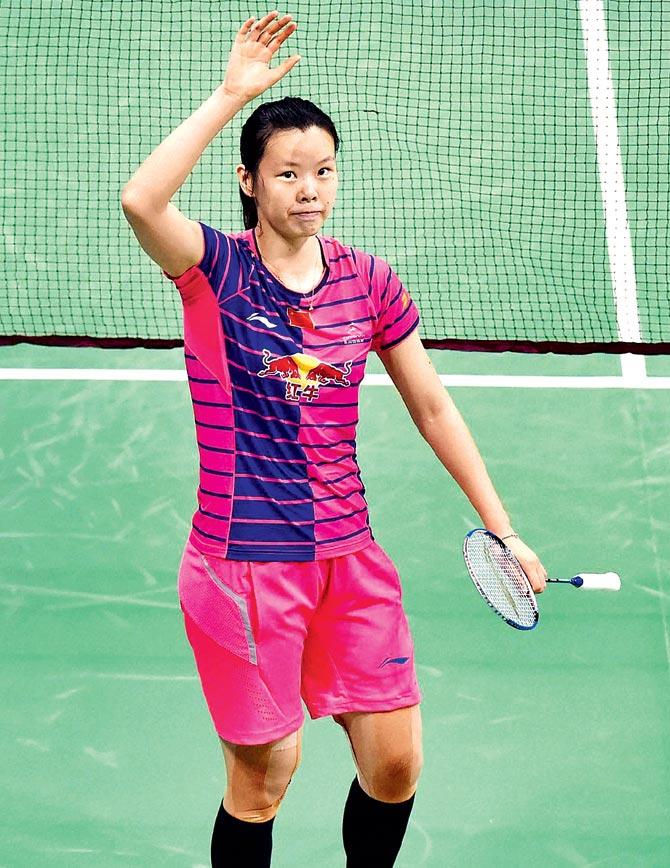 Li Xuerui acknowledges the crowd after defeating Saina Nehwal 