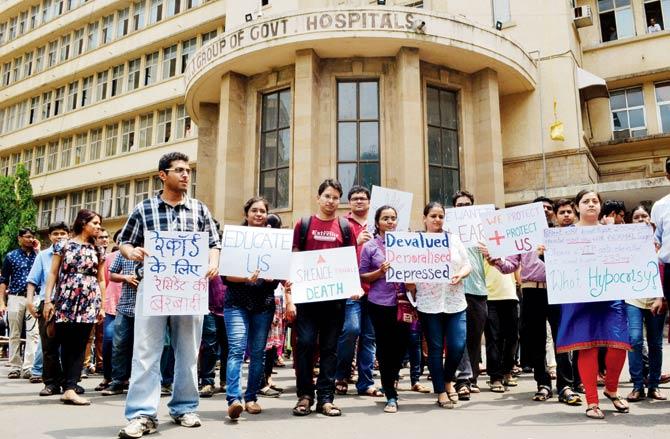 Over 400 resident doctors had gone on a six-day strike to protest against their dean. File pic