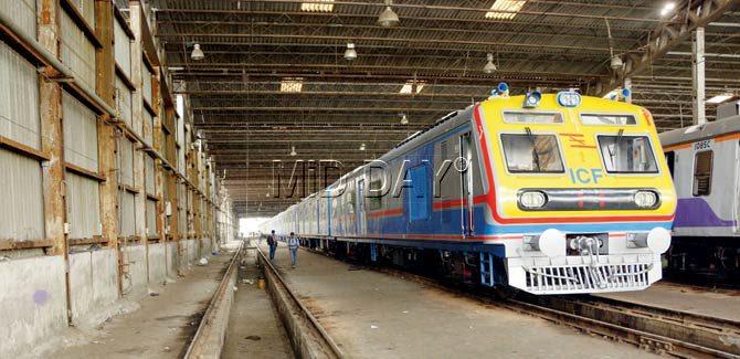 Th AC train, which travelled at an average speed of 50kmph in its maiden journey, would be tested at speeds of 120kmph, although it could get permission to ply at maximum speed of 110kmph. Pics/Pradeep Dhivar