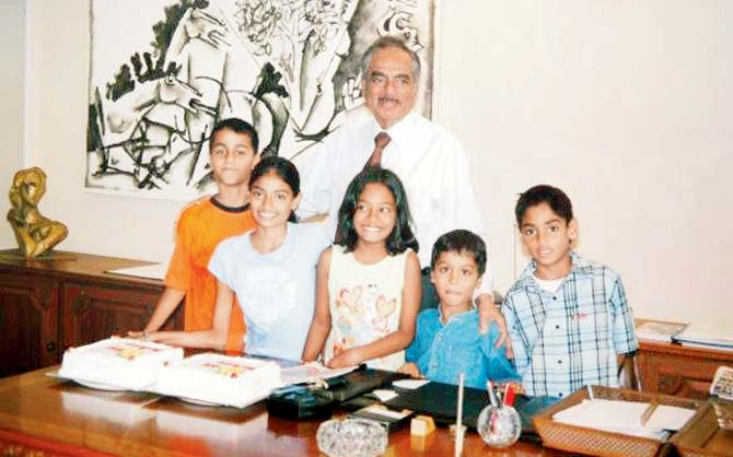 In a 2004 picture, Kadri is seen with his grandkids (from left) Akshay, actress Athiya Shetty, Sana, Aman and Ahaan Shetty