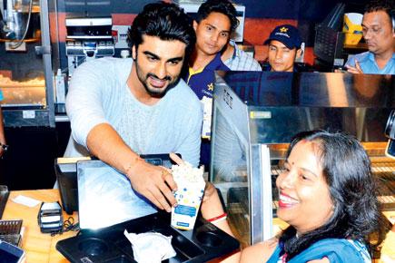 When Arjun Kapoor served popcorn to his female fans