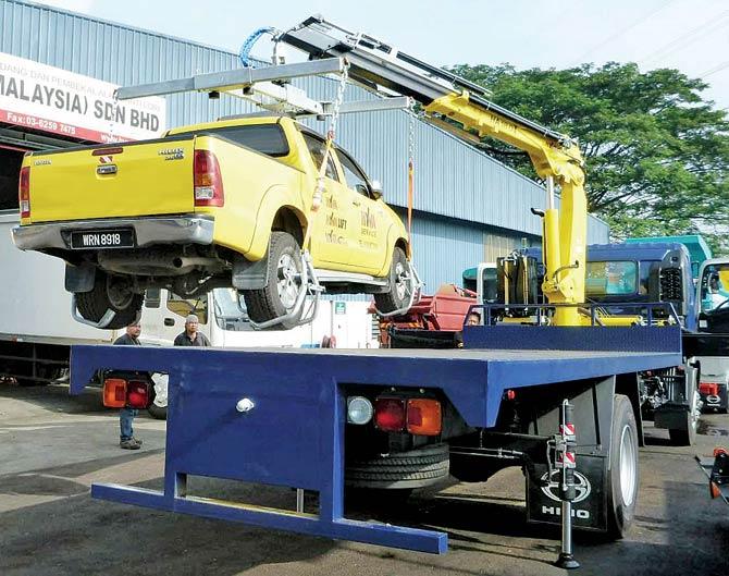 The advanced hydraulic cranes will pick up high-end vehicles without them getting scratched. Picture for representation