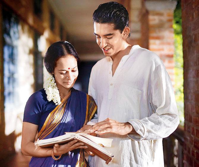 Devika Bhise as Janaki and Dev Patel as Srinivasa Ramanujan in The Man Who Knew Infinity