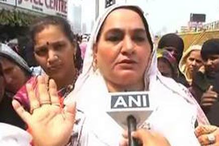 Will 'hit' Trupti Desai if she enters Haji Ali: SP women wing