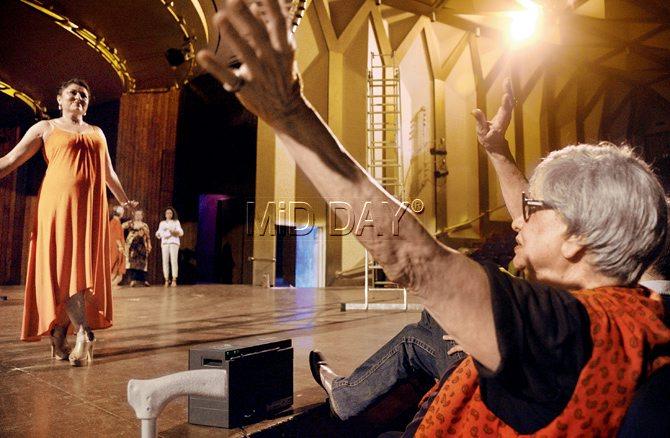 Jeannie Naoroji, 90, choreographs Kiran Juneja at a rehearsal for the awards night fashion show. Pics/Suresh KK