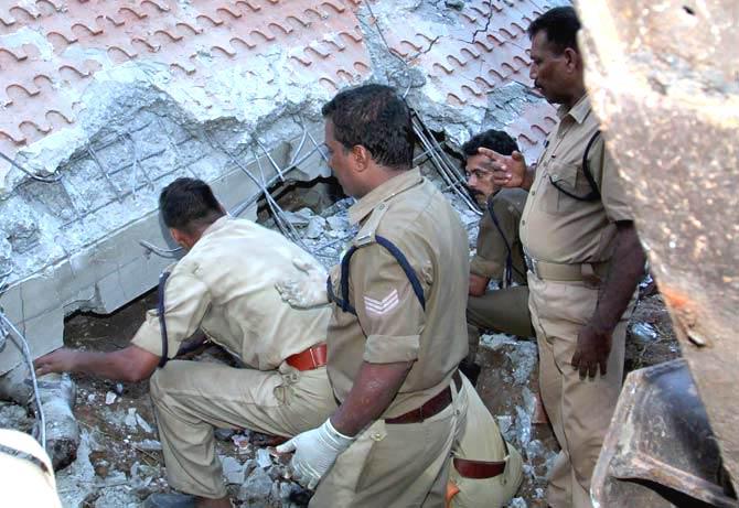Policemen gather beside a collapsed building as they try and rescue survivors after an explosion and fire at The Puttingal Devi Temple in Paravur early April 10, 2016. Photo/AFP