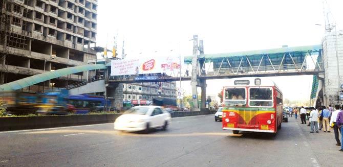 MMRDA plans to divert the vehicular movement from WEH onto the SV road and Link road during the Metro-7 construction work. File pic for representation