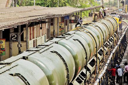 Maharashtra drought: 'Water train' reaches parched Latur