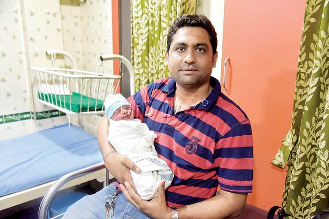 3 pm: Baby Ansh with Nimesh Bhansali at a Kandivli hospital, after doctors revived him and treated him for dehydration