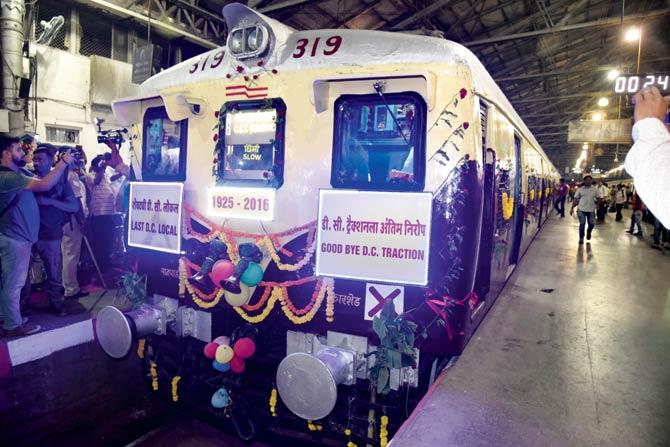 The last 1500-volt Direct Current train was painted and numbered the same way as the old DC trains