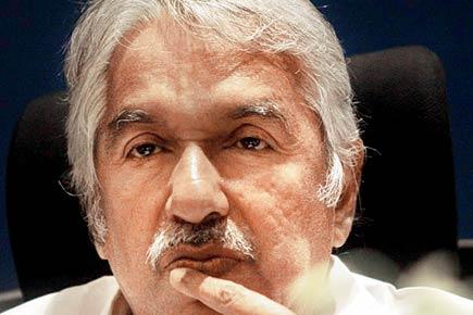 Kerala CM Oommen Chandy escapes 'selfie' accident with minor injuries