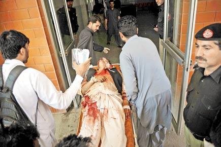 Suicide bomber blows up Pak govt office, kills 1